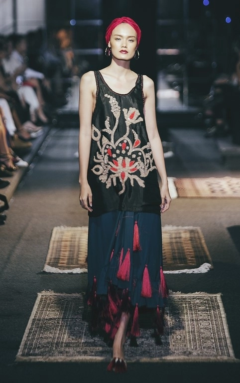 Khán giả trố mắt khi người mẫu nam giả nữ trình diễn catwalk