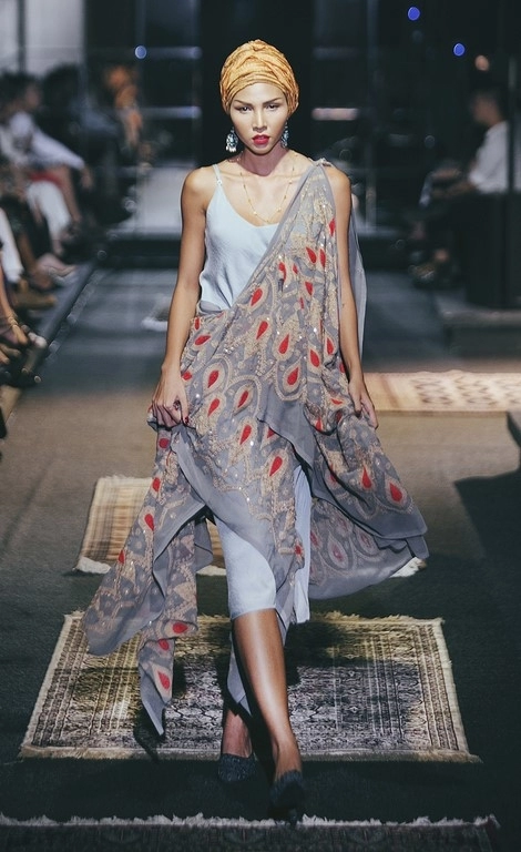 Khán giả trố mắt khi người mẫu nam giả nữ trình diễn catwalk