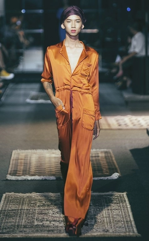 Khán giả trố mắt khi người mẫu nam giả nữ trình diễn catwalk