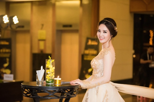 Ngắm á hậu thụy vân - mai thu huyền như chị em sinh đôi