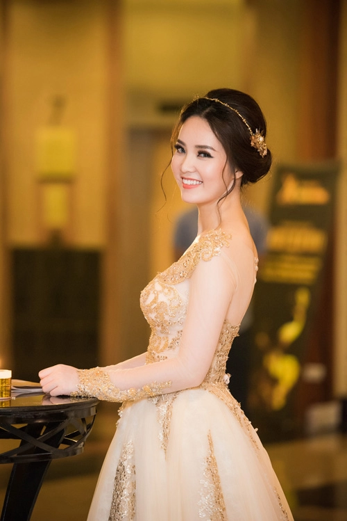 Ngắm á hậu thụy vân - mai thu huyền như chị em sinh đôi