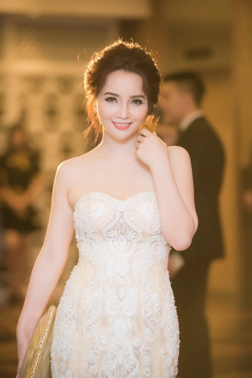 Ngắm á hậu thụy vân - mai thu huyền như chị em sinh đôi