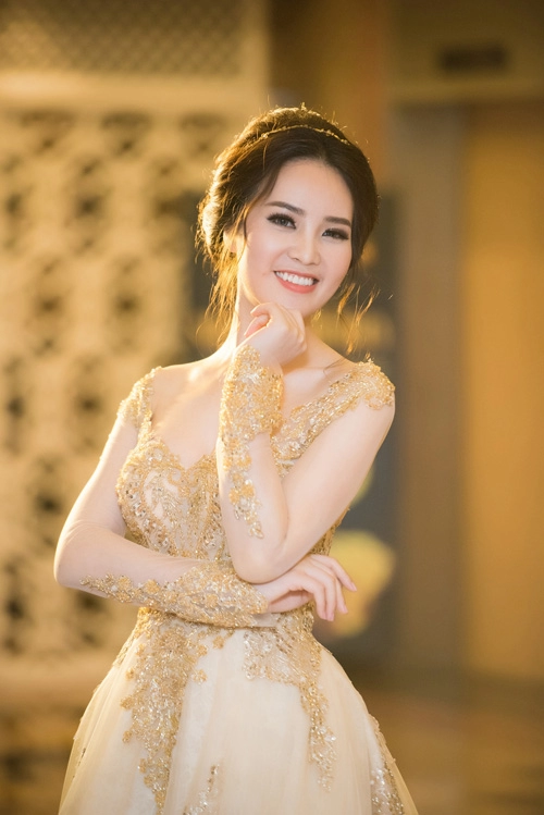 Ngắm á hậu thụy vân - mai thu huyền như chị em sinh đôi