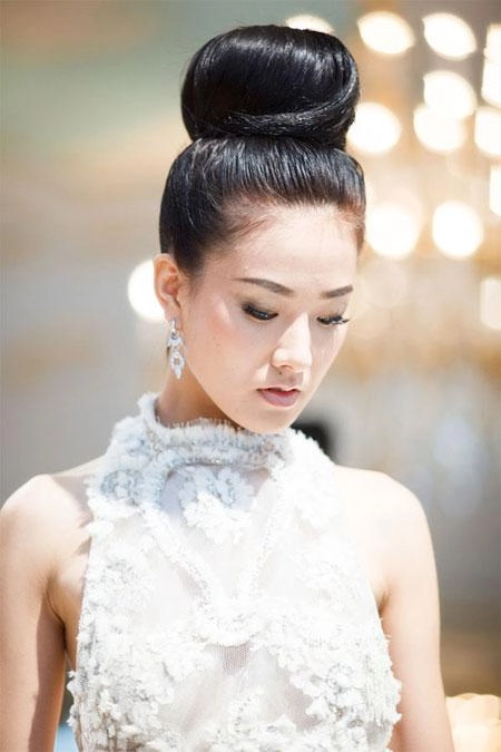 Tóc búi đỉnh đầu đẹp cho cô dâu tăng chiều cao thanh lịch