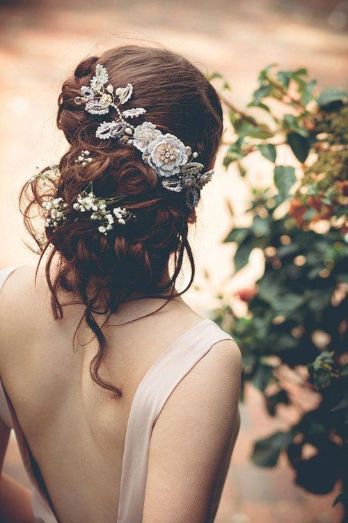 Tóc cô dâu cài hoa đẹp hot nhất trong mùa cưới năm nay 