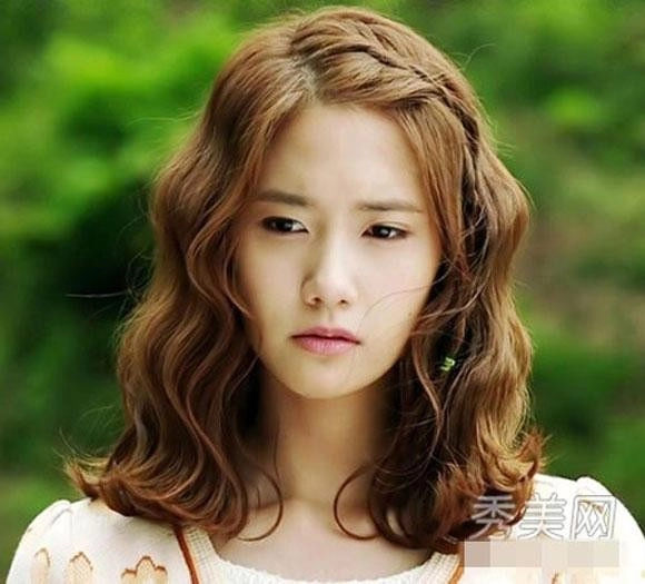 Tóc ngắn uốn xoăn sóng nhẹ đẹp xu hướng 2018