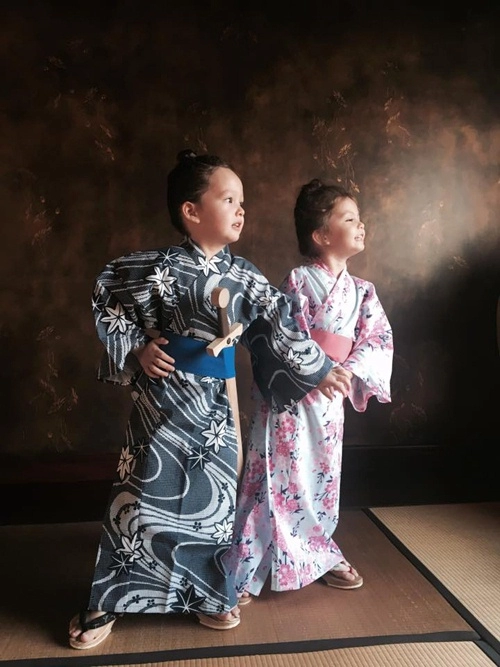 2 bé tôm - tép nhà hồng nhung dễ thương khi mặc kimono