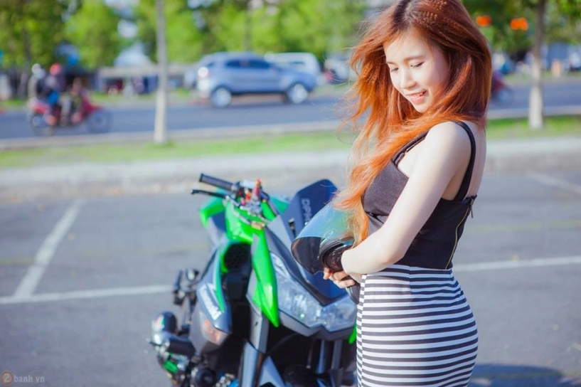 Kawasaki z1000 hầm hố bên cạnh mẫu teen xinh đẹp