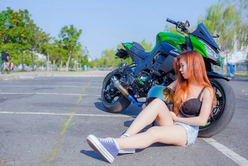 Kawasaki z1000 hầm hố bên cạnh mẫu teen xinh đẹp