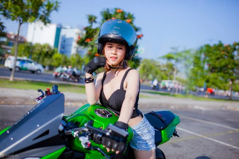 Kawasaki z1000 hầm hố bên cạnh mẫu teen xinh đẹp