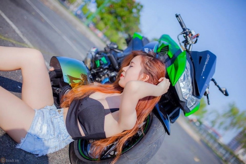 Kawasaki z1000 hầm hố bên cạnh mẫu teen xinh đẹp