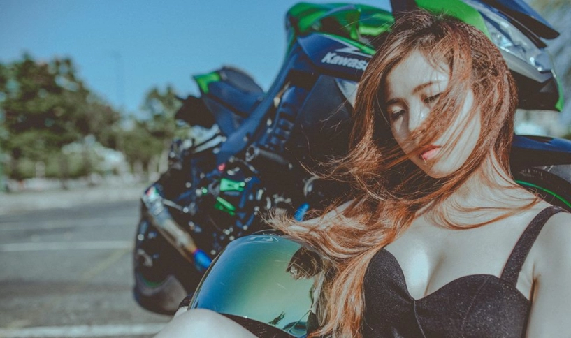 Kawasaki z1000 hầm hố bên cạnh mẫu teen xinh đẹp