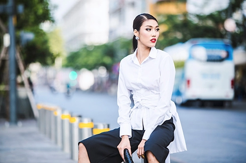 Lan khuê son đỏ nồng nàn dạo phố sài gòn