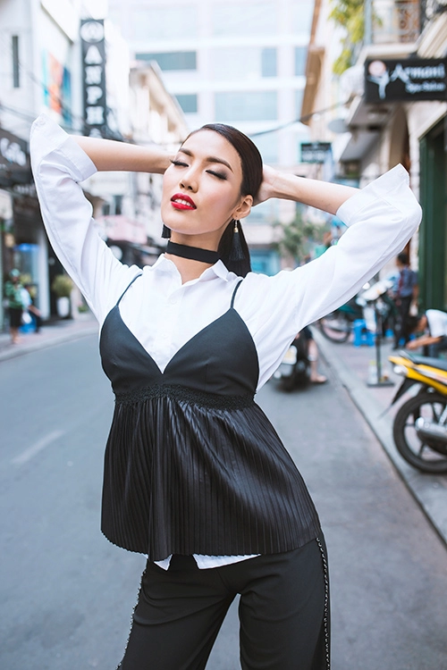 Lan khuê son đỏ nồng nàn dạo phố sài gòn