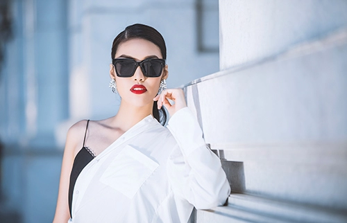 Lan khuê son đỏ nồng nàn dạo phố sài gòn
