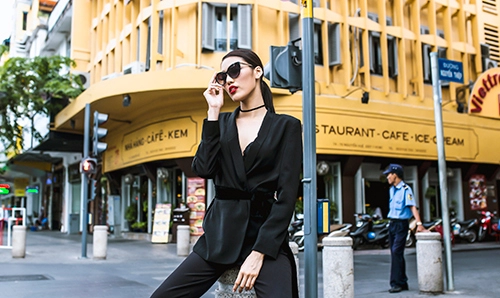 Lan khuê son đỏ nồng nàn dạo phố sài gòn