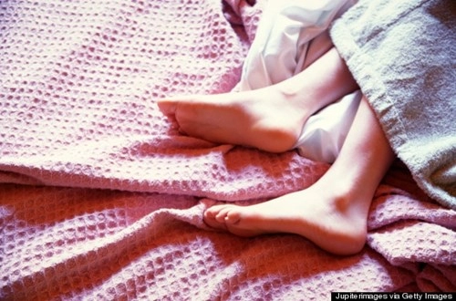 Thò chân ra khỏi chăn mới là bí quyết giúp ngủ ngon nhất