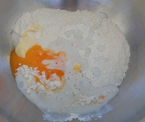 Quay lại tuổi thơ với những chiếc bánh tai heo giòn tan hấp dẫn