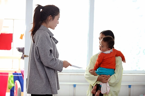 Á hậu huyền my ôm chặt em trai khi đi từ thiện