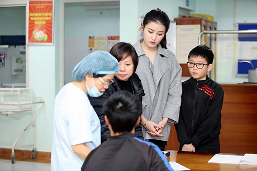 Á hậu huyền my ôm chặt em trai khi đi từ thiện
