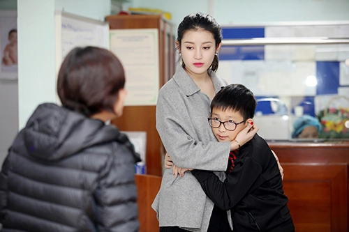 Á hậu huyền my ôm chặt em trai khi đi từ thiện