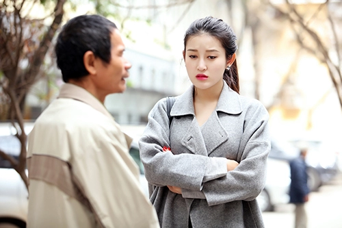 Á hậu huyền my ôm chặt em trai khi đi từ thiện