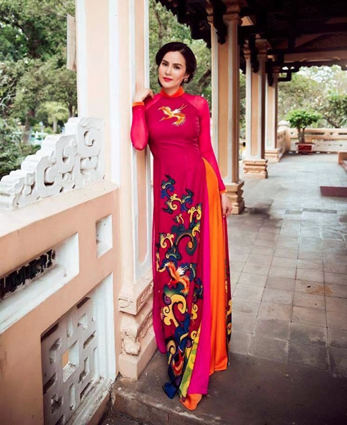 Á hậu phương lê sang trọng với áo dài 8-3