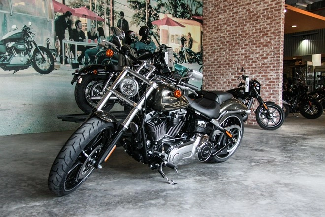 Chi tiết em harley-davidson breakout sơn thủ công có giá 13 tỷ về việt nam
