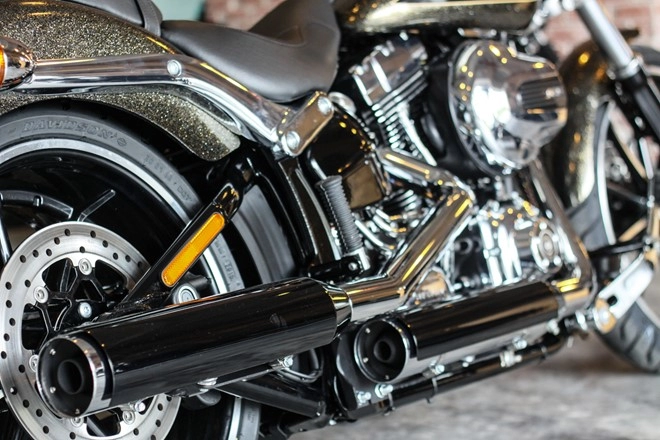 Chi tiết em harley-davidson breakout sơn thủ công có giá 13 tỷ về việt nam