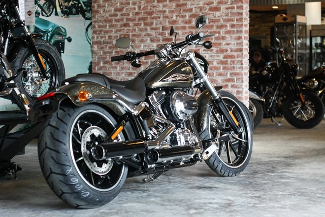 Chi tiết em harley-davidson breakout sơn thủ công có giá 13 tỷ về việt nam