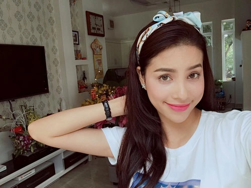 Hh phạm hương lần đầu cắt tóc mái thưa