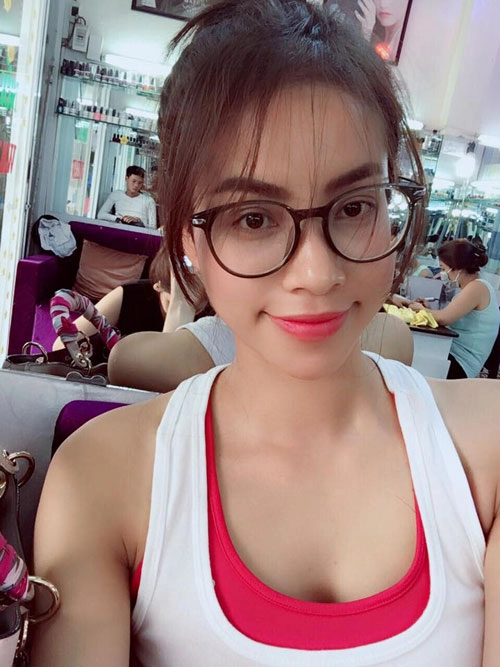 Hh phạm hương lần đầu cắt tóc mái thưa