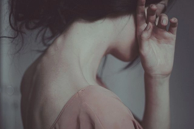Sao em quay lưng đi người không níu em ở lại