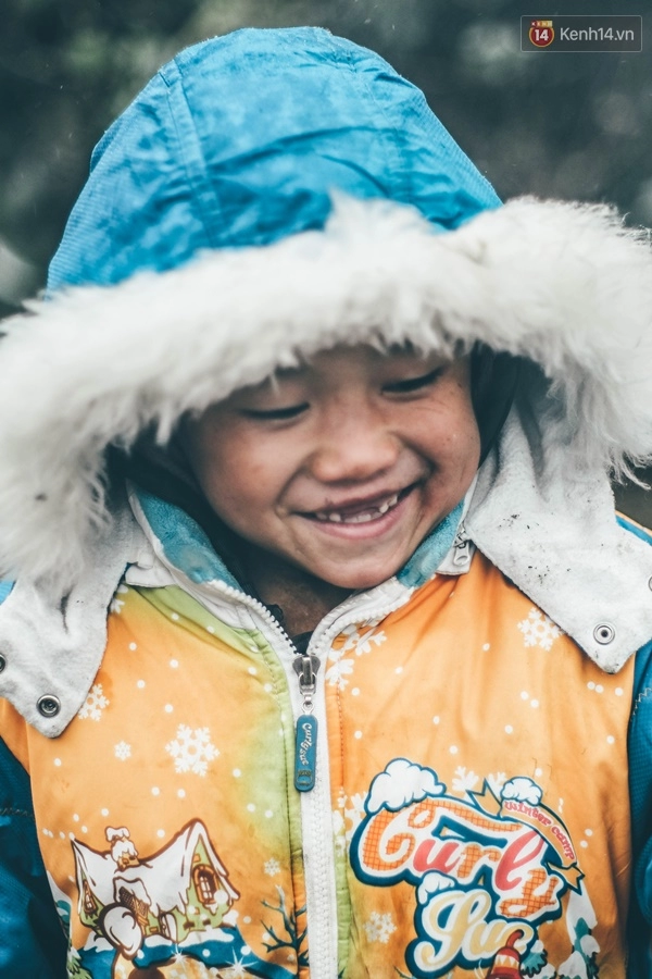 Hình ảnh nụ cười hồn nhiên của trẻ em sa pa co ro trong đợt rét lịch sử