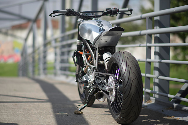 Hình ảnh ktm 390 duke độ kịch độc với phiên bản mũi tên bạc