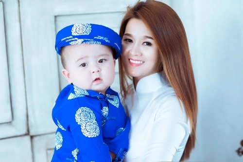 Mẹ con thiên thần lai gốc việt xúng xính áo dài cực yêu