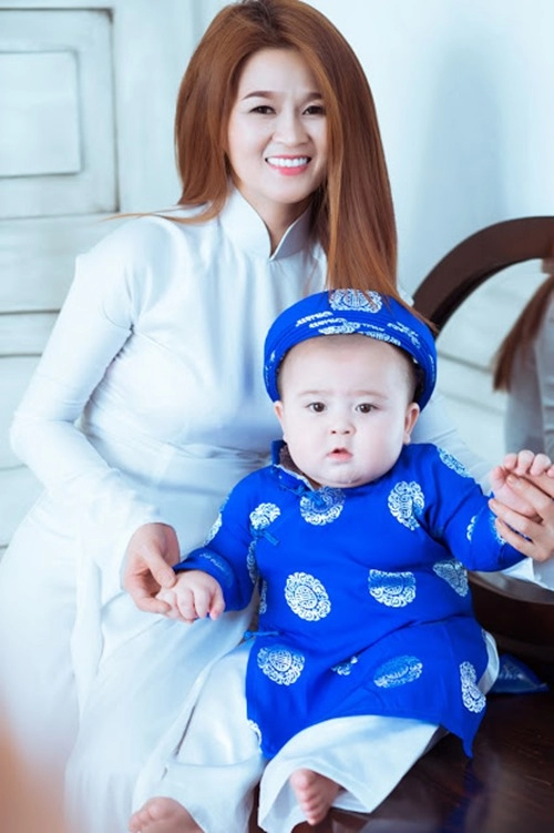 Mẹ con thiên thần lai gốc việt xúng xính áo dài cực yêu