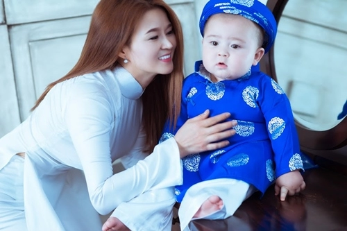 Mẹ con thiên thần lai gốc việt xúng xính áo dài cực yêu