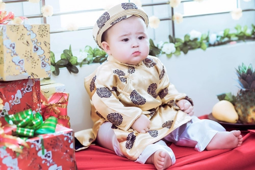 Mẹ con thiên thần lai gốc việt xúng xính áo dài cực yêu
