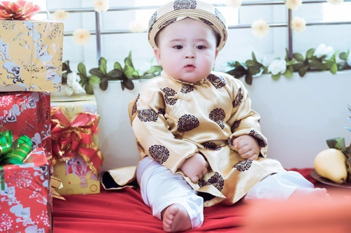 Mẹ con thiên thần lai gốc việt xúng xính áo dài cực yêu