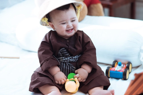 Mẹ con thiên thần lai gốc việt xúng xính áo dài cực yêu