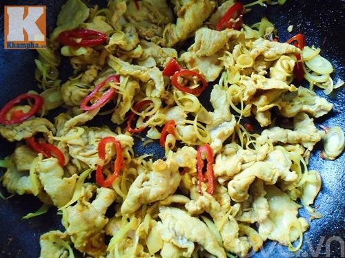 Bún trộn thịt xào sả ớt lạ miệng cho bữa sáng
