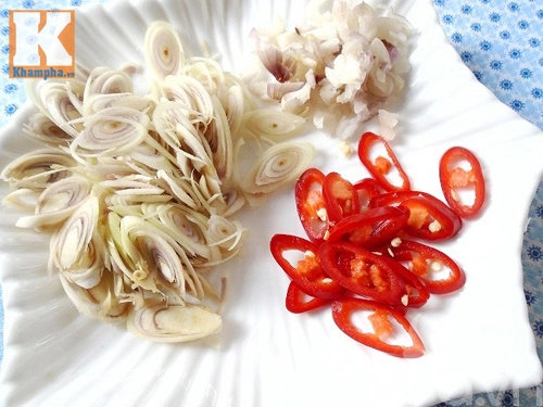 Bún trộn thịt xào sả ớt lạ miệng cho bữa sáng
