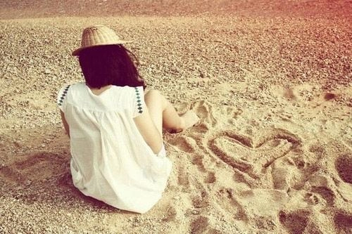 Em đã cố buông anh nhưng bao nhiêu nhung nhớ cứ vùi em vào thương tổn