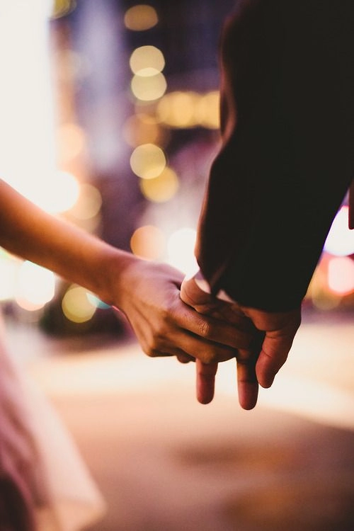 Hãy nắm tay nhau cùng đi qua giông bão