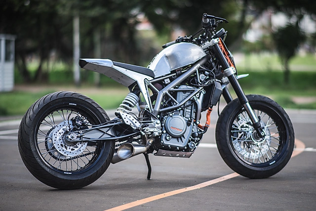 Hình ảnh ktm 390 duke độ kịch độc với phiên bản mũi tên bạc