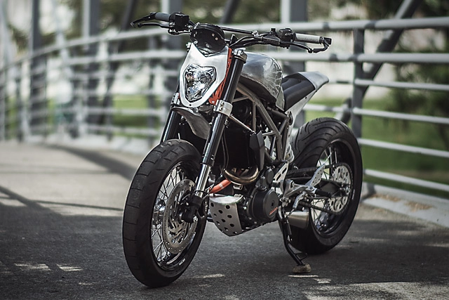 Hình ảnh ktm 390 duke độ kịch độc với phiên bản mũi tên bạc