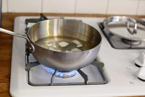 Mẹ làm hành tây trị ho cho bé cực nhanh khỏi