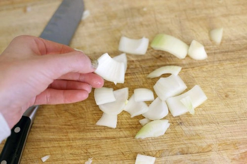 Mẹ làm hành tây trị ho cho bé cực nhanh khỏi