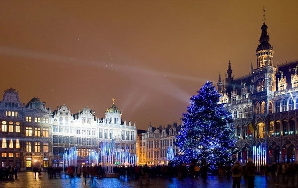 Ngước nhìn những cây thông noel đẹp khủng khiếp trên thế giới
